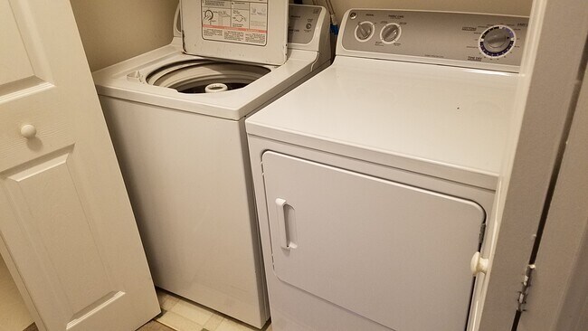 Laundry - 907 Country Ln