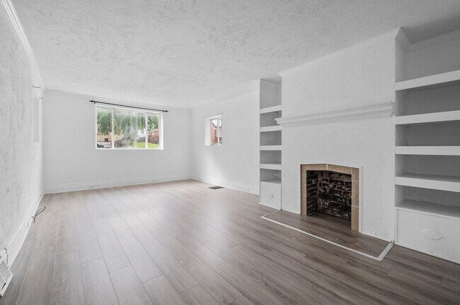 Foto del edificio - 5 bed 2 bath - Great Brookline location.  ...