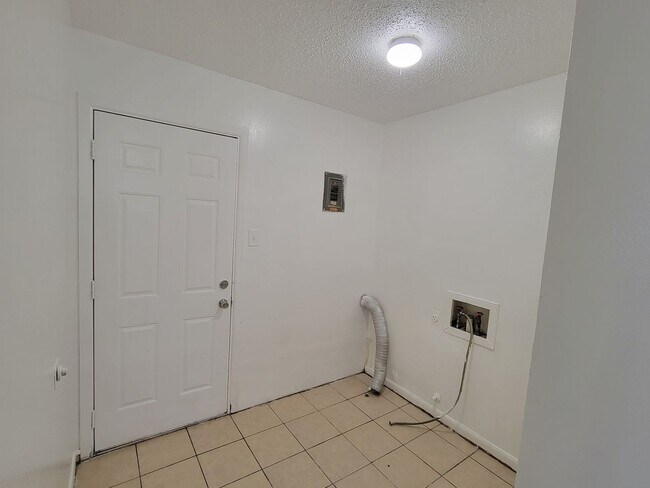 Foto del edificio - 3 Bedroom 1 bath Duplex!