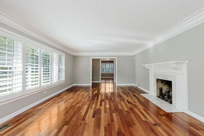 Foto del edificio - Elegant Updated Meridian-Kessler Home on E...