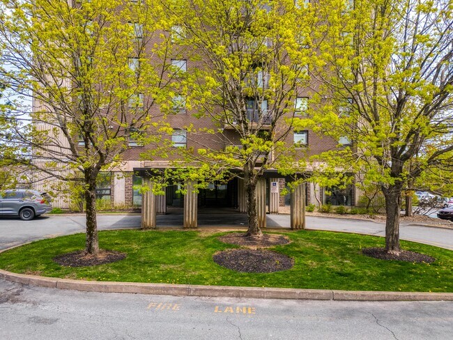 Photo du bâtiment - 290-1290 Main Ave