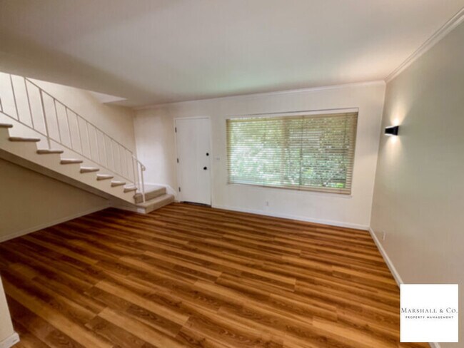 Foto del edificio - NEW LISTING! UPDATED 2BR/1BA IN CORTE MADERA W/ PARKING, NEW FLOORING, POOL, GREAT LOCAT