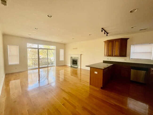 Building Photo - 6545 N Sacramento Ave