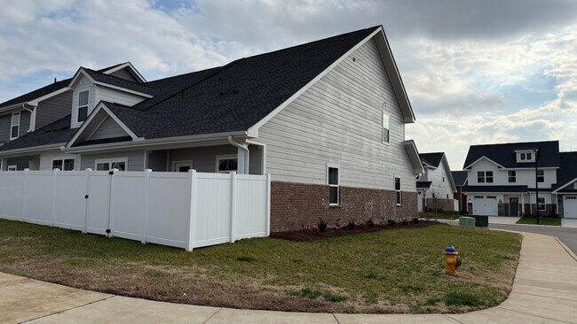 Building Photo - 532 Rohan Dr