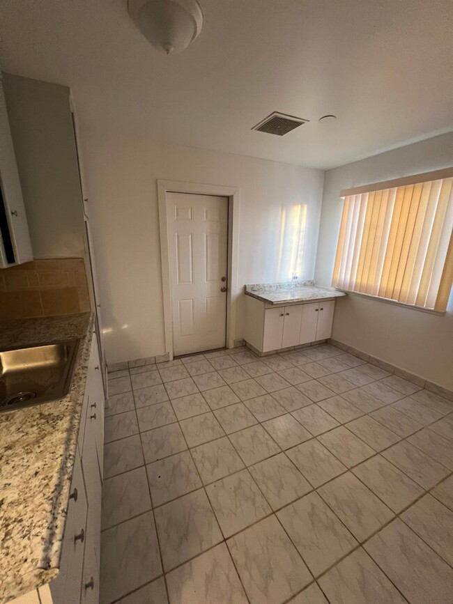 Foto del edificio - 3551 E McKinley Ave