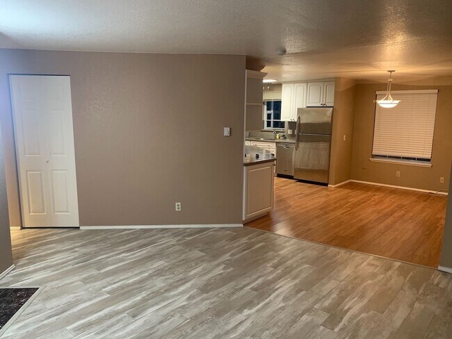 Building Photo - Warm and Cozy 3 Bedroom Condo For Rent