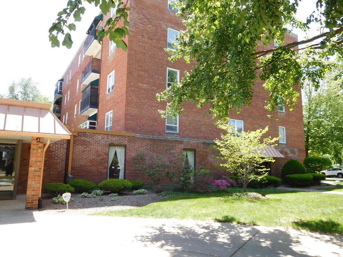 Primary Photo - 460 W Downer Pl