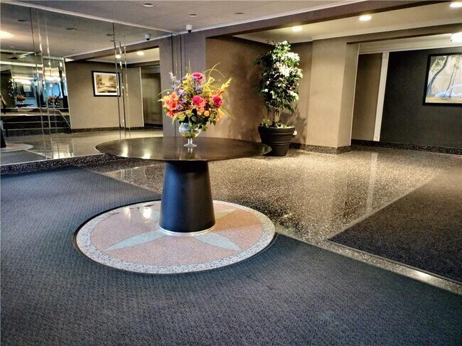 Foto del edificio - 2299 E 13th St