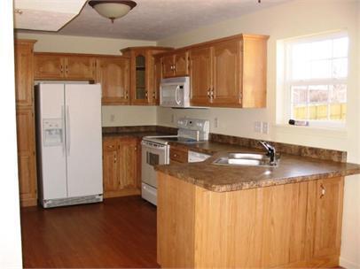 Building Photo - 3 bedroom, 2.5 bathroom duplex located clo...