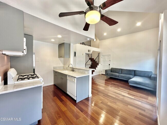 Building Photo - 1118 E Palmer Ave