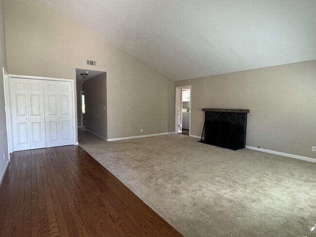 Building Photo - 3420 Loreto Dr