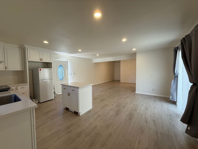 Building Photo - Studio ADU apartment in the center of Simi...