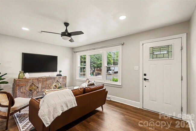 Foto del edificio - 3430 Meredith Ave