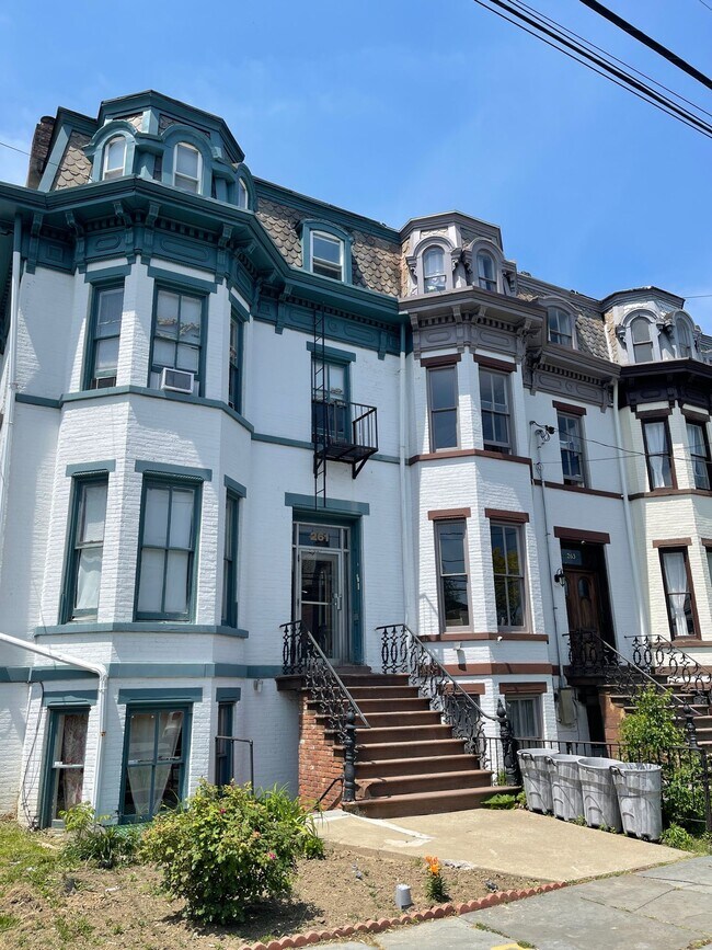 Building Photo - 261 Grand St