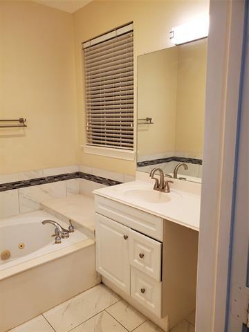 Building Photo - 556 Silver Maple Dr