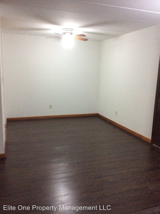 Building Photo - 2125 Meadow Ln