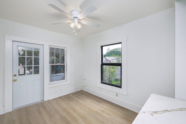 livingroom - 618 7th Ave N