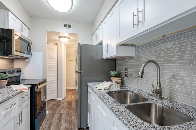 Building Photo - Lakeshore Reserve Off 86th Apartments and Townhomes