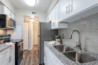 Building Photo - Lakeshore Reserve Off 86th Apartments and Townhomes