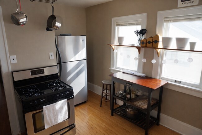 Foto del edificio - 3009 N Frederick Ave