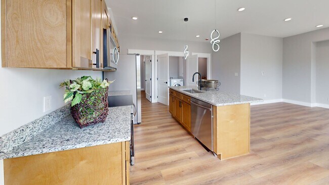 Foto del edificio - One Private Bedroom/Bath in Spacious 5BR/5BA Townhome Near UTK