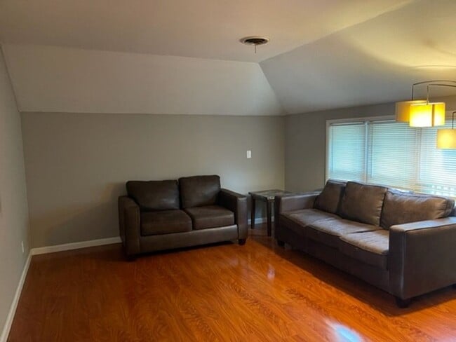 Interior Photo - 808 N Lincoln Ave