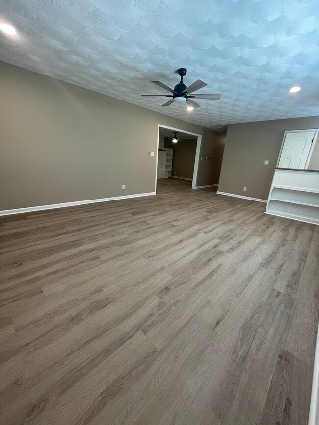Building Photo - NEWLY RENOVATED - 3bdr 2 bath