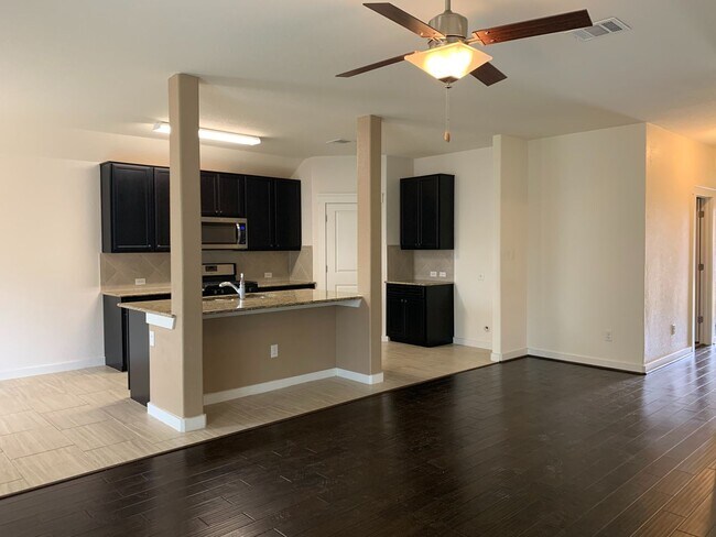 Foto del edificio - LOVELY ONE STORY HOME WITH EASY ACCESS TO ...