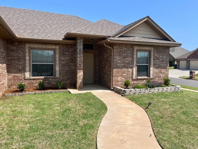 Building Photo - Spacious 4 Bed 2 Bath!!