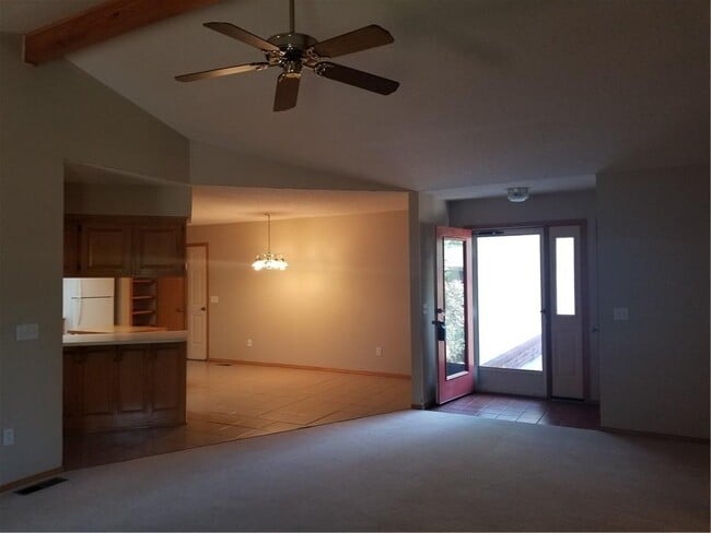 Building Photo - 18 Westbury Dr