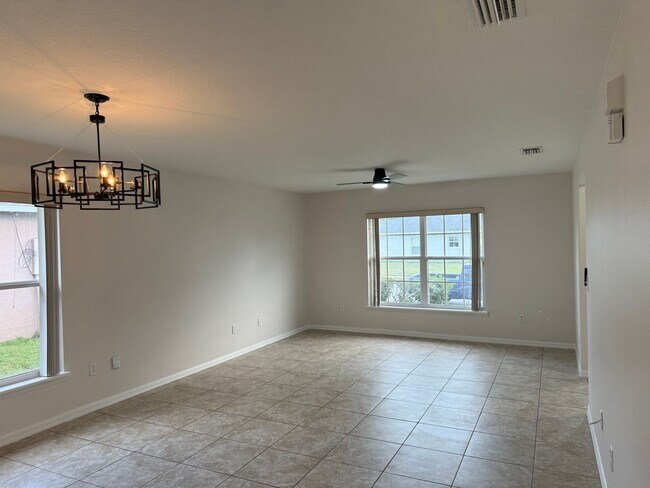 Foto del edificio - Spacious 4 bedroom home in Lake Mary