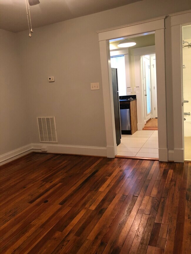 Building Photo - 2310 Parkwood Ave