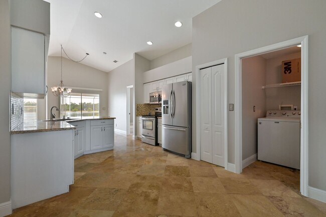 Foto del edificio - ** Lake Front Pool Home - 3 Bed/2 Bath with 2 Car Garage ~ Stoneybrook Estero**