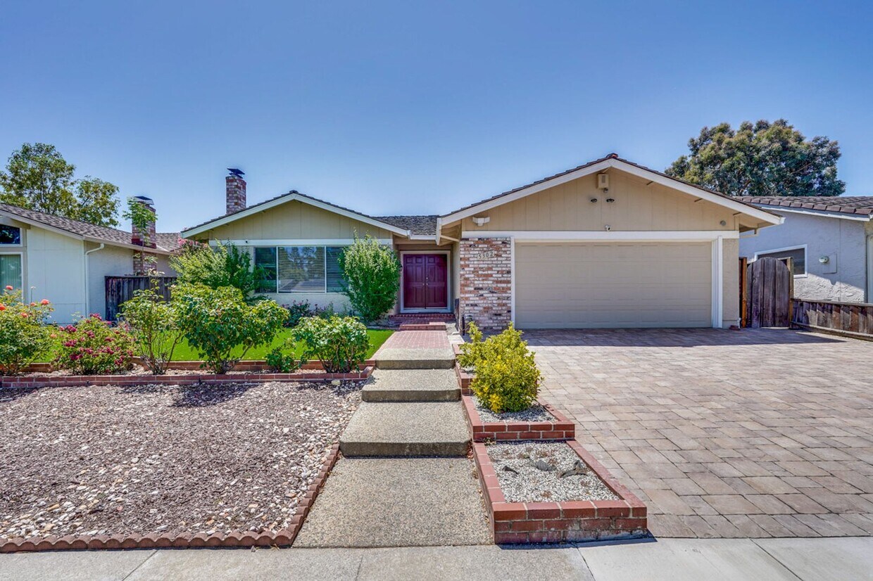 Primary Photo - Bright and Spacious 3 Bed 2 Bath Single Fa...