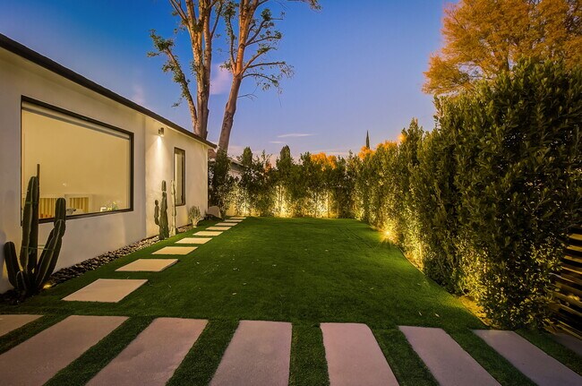 Foto del edificio - 8161 Encino Ave