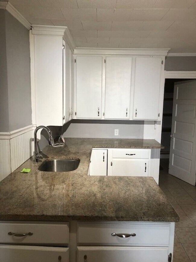 Foto del edificio - 2BR/1BA Available August 15!! Great Residential Location!