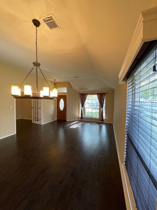 Foto del edificio - Beautiful single-story home in desirable Vista Oaks Subdivision