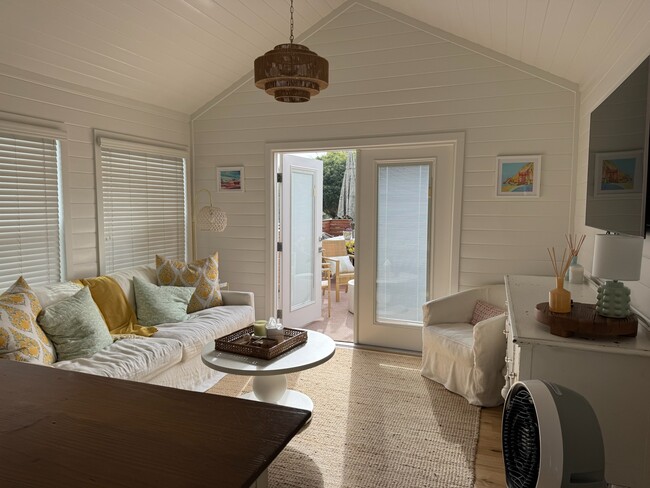 Building Photo - 123 Jasper St