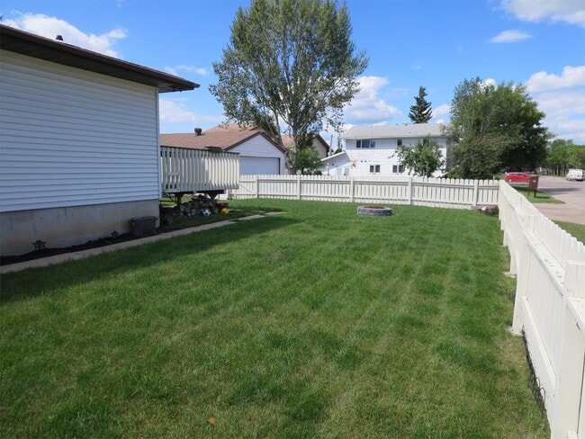 Photo du bâtiment - 4401-4444 44 Ave