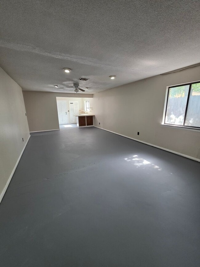 Building Photo - Large 3 bedroom in Bethany