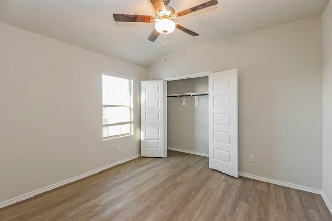 Building Photo - 5727 Daphne Dr