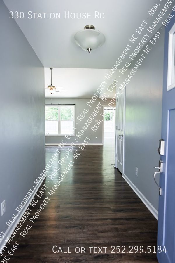 Building Photo - Perfect 3 bed 2 bath home just minutes fro...