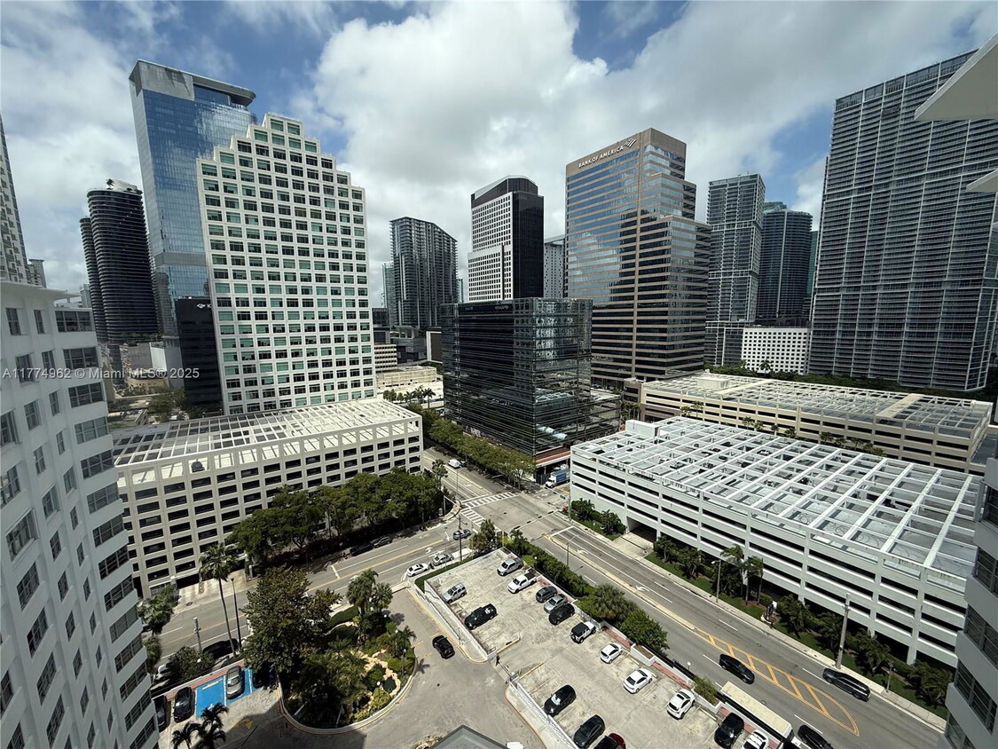 Primary Photo - 870 Brickell Bay Dr