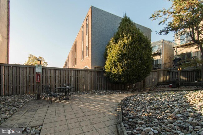 Building Photo - 870 N 28th St
