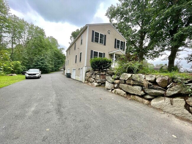 Building Photo - 412 Methuen St