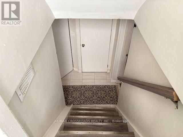 Building Photo - 9 ROBLIN BSMT Ave