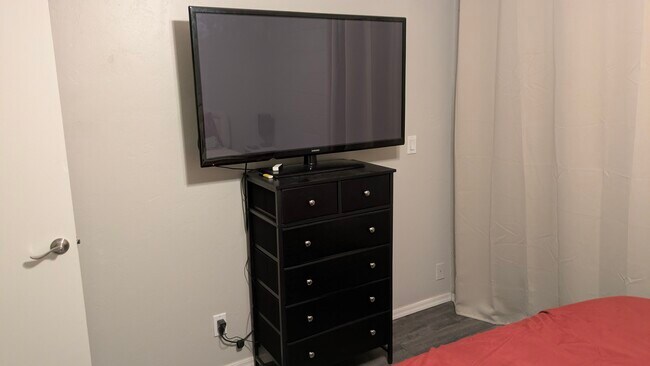 Dormitorio - 2861 N Columbus Blvd
