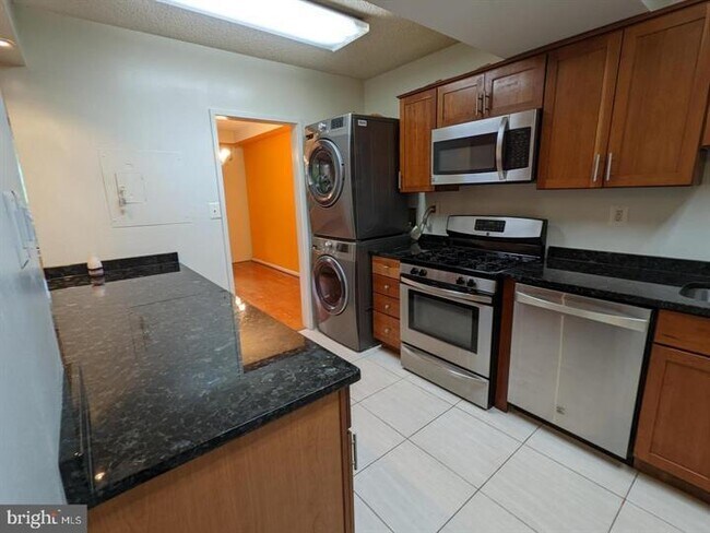 Foto del edificio - 3701 S. George Mason Dr