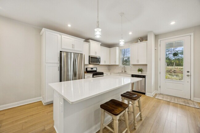 Building Photo - 141 Redbud Ln