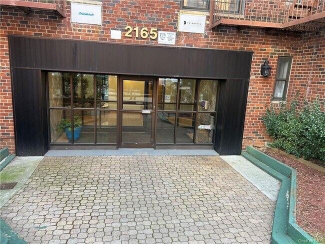 Foto del edificio - 2165 Matthews Ave